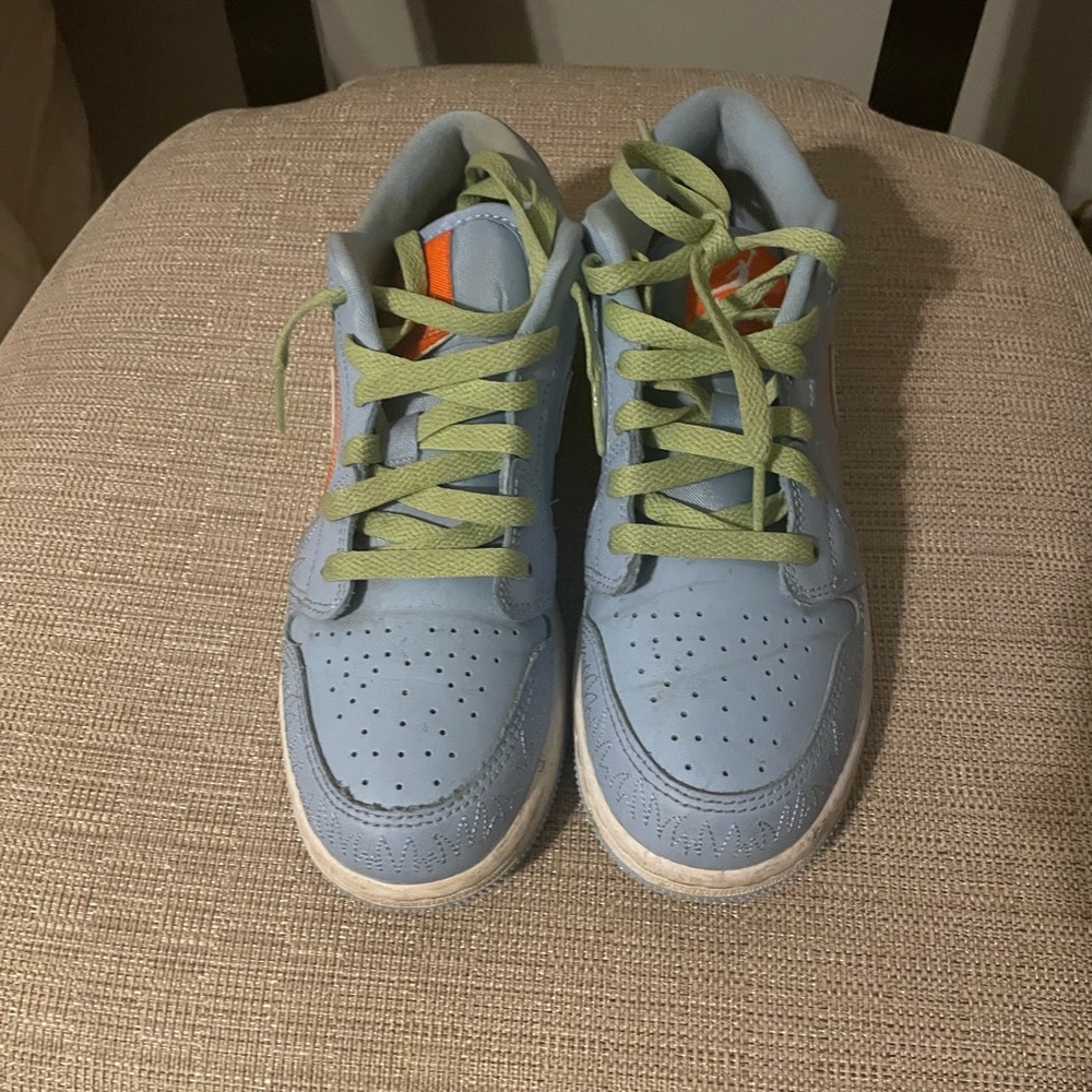 Jordan 1 Low SE "Psychic Blue/Sail/Vivid Green" Grade School Girls' Shoe
